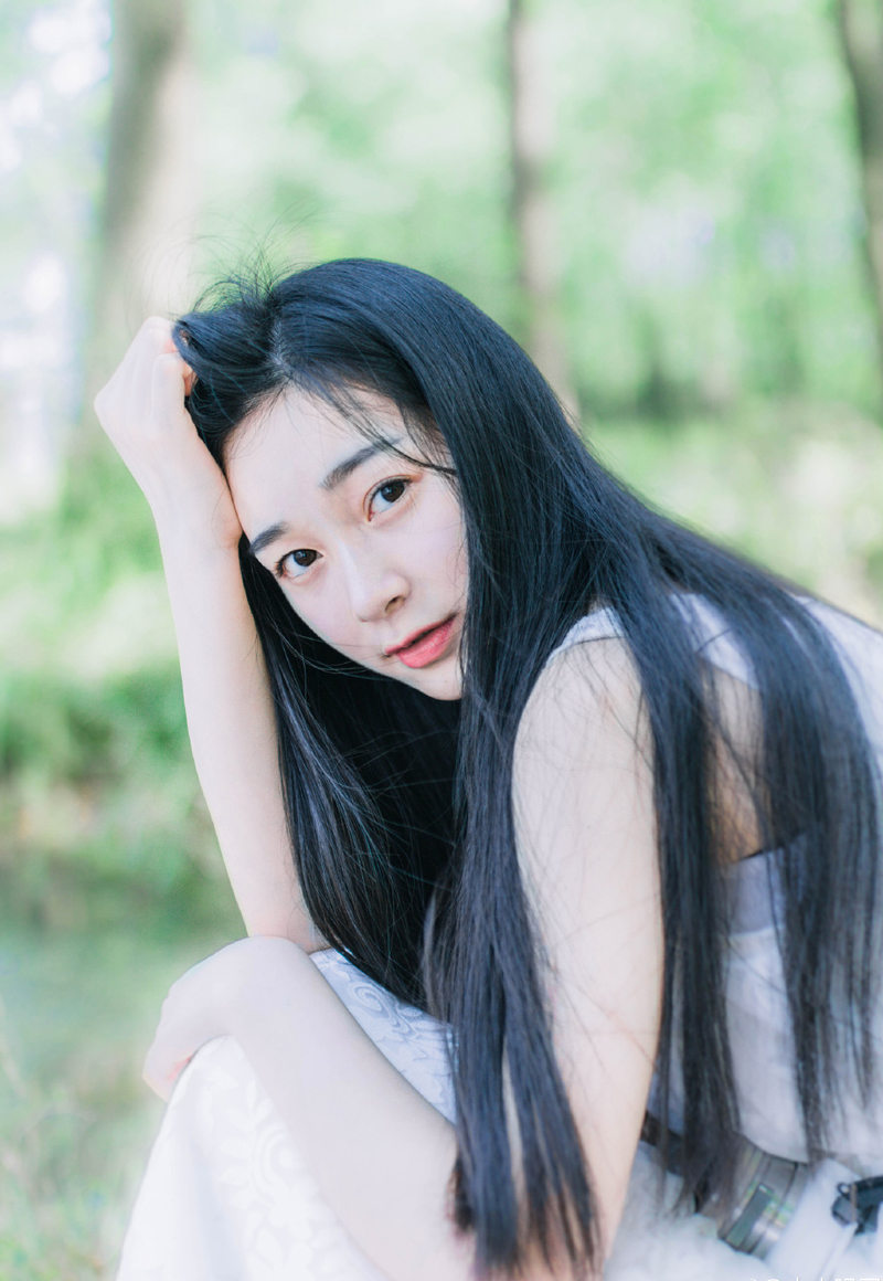 “哼！”想到自己朝夕相处的妻子，却爬上了刘璋的床榻，在床笫间与那刘璋商量着如何对付自己，刘璝原本平静下来的一些心，顿时心如刀割，双手握拳，指节一阵阵发白。